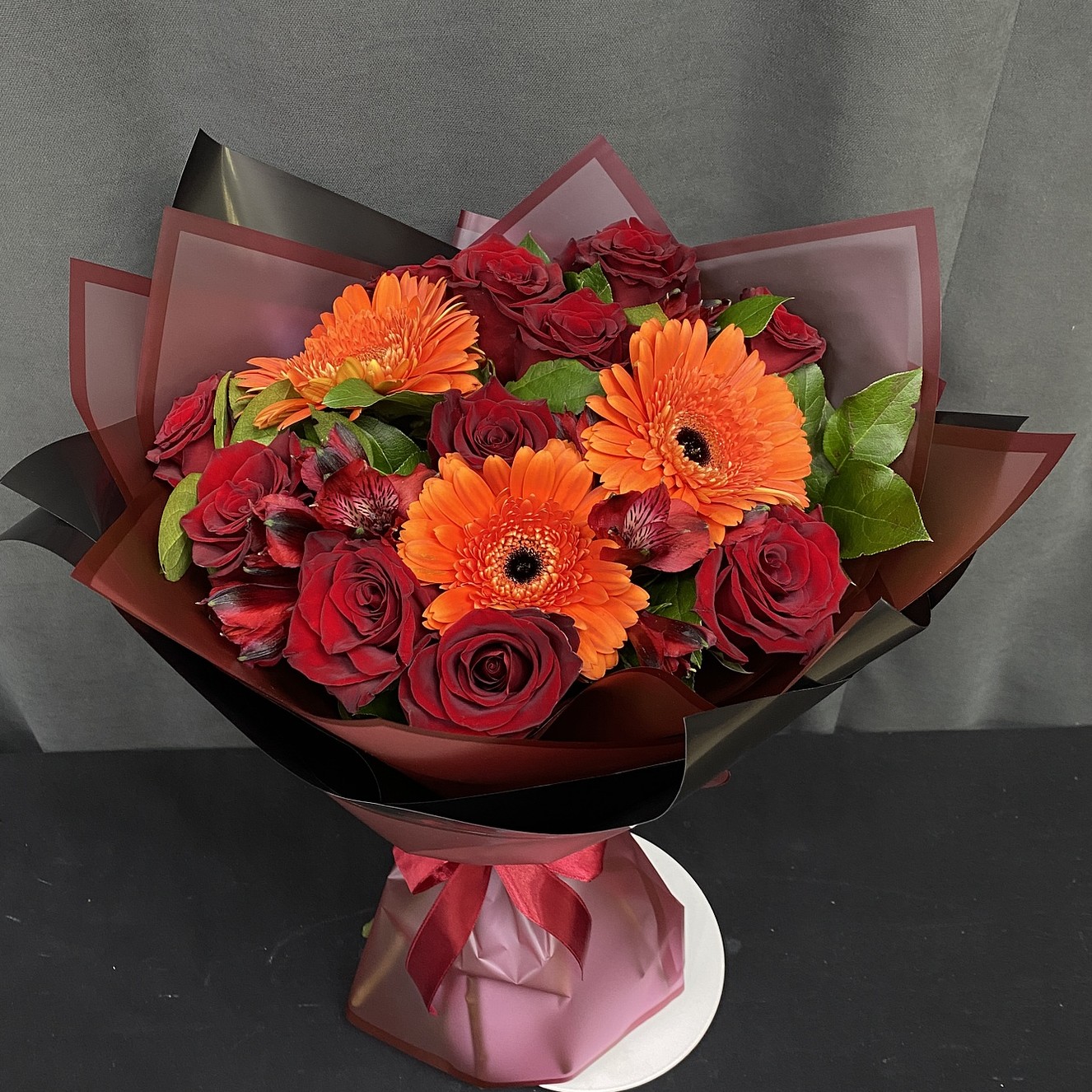 400de684-7abd-4fad-a005-a7a735bd8e50 Букет цветов 'Сияние красного' — изображение 1