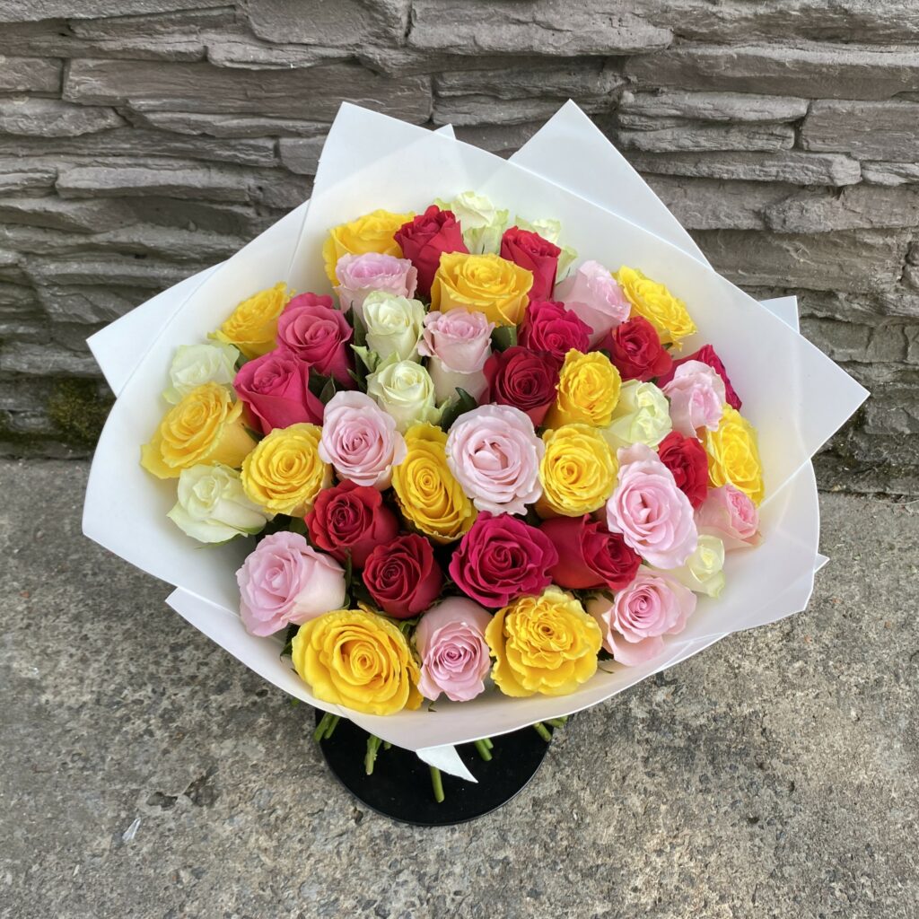 Букет из разноцветных роз Кения 50см