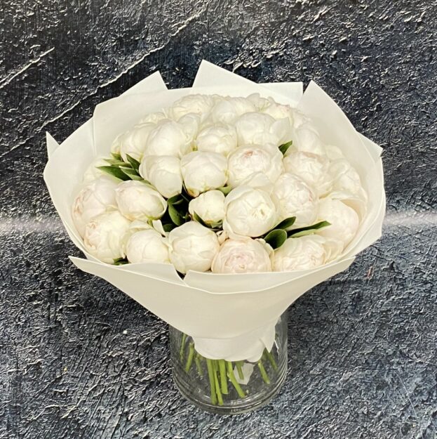 Букет белых пионов 37шт
