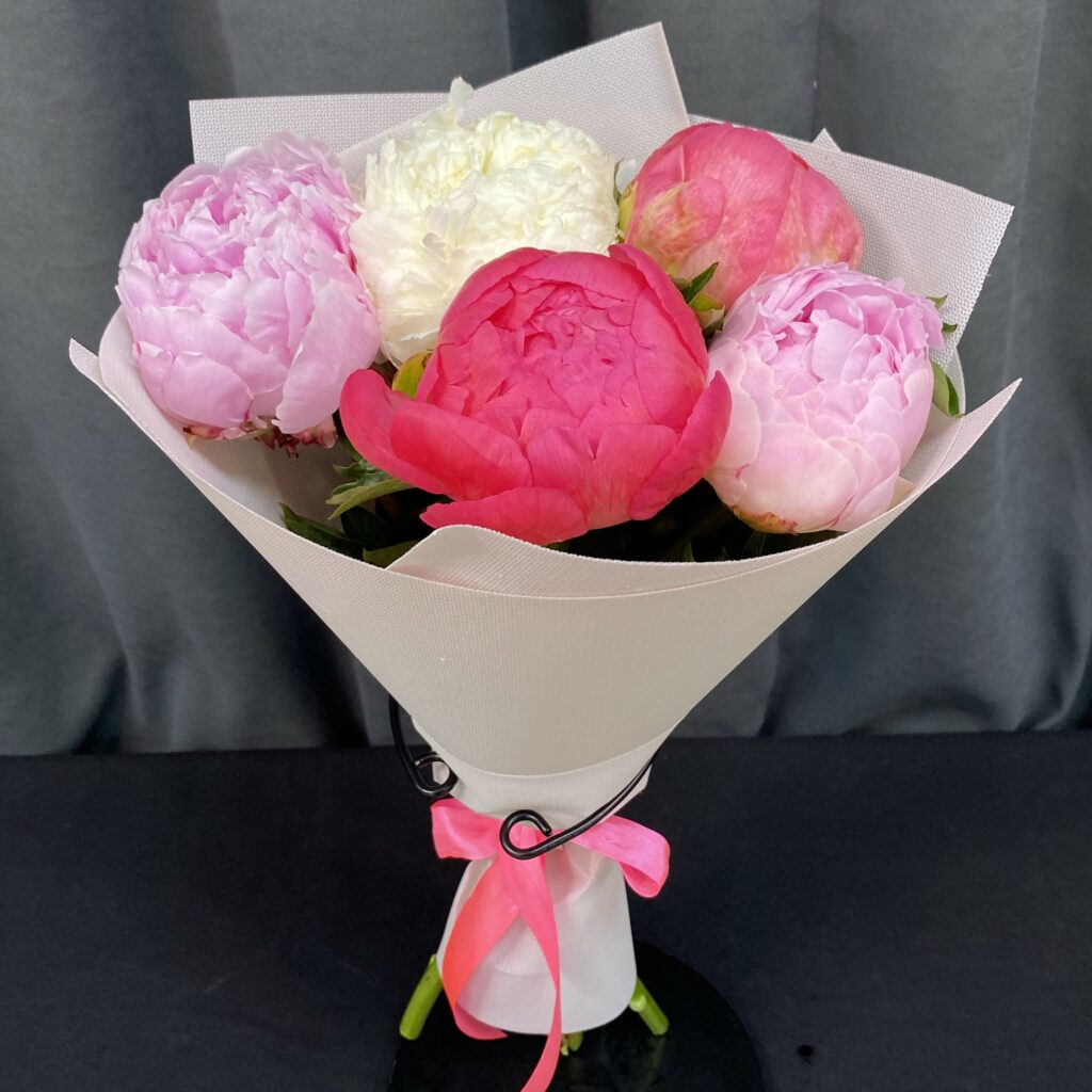Букет из разноцветных пионов 5