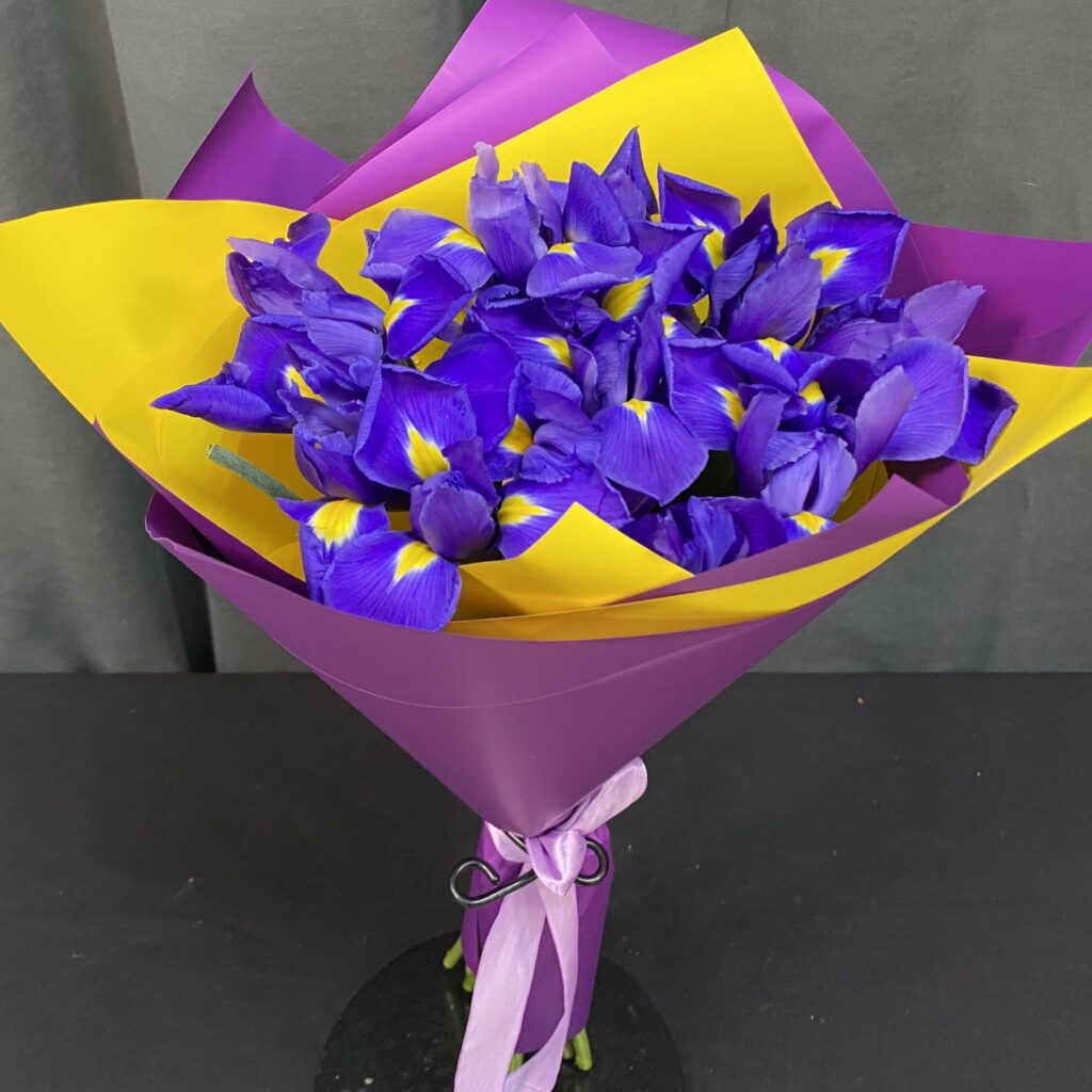 Букет из синих ирисов 11