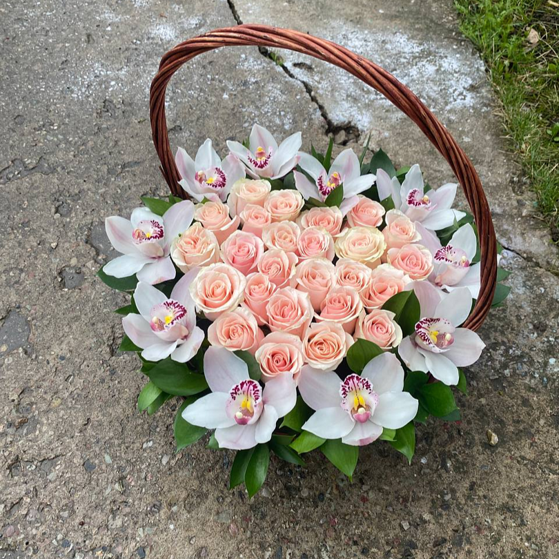 корзинка с цветами розы и орхидеи