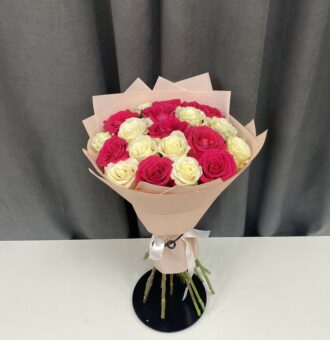 букет из белых и малиновых роз Эквадор 19