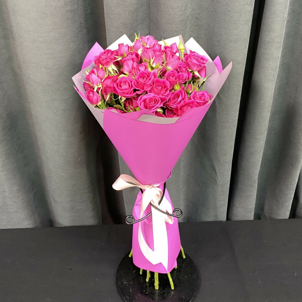 Букет малиновых кустовых роз, 50см 13