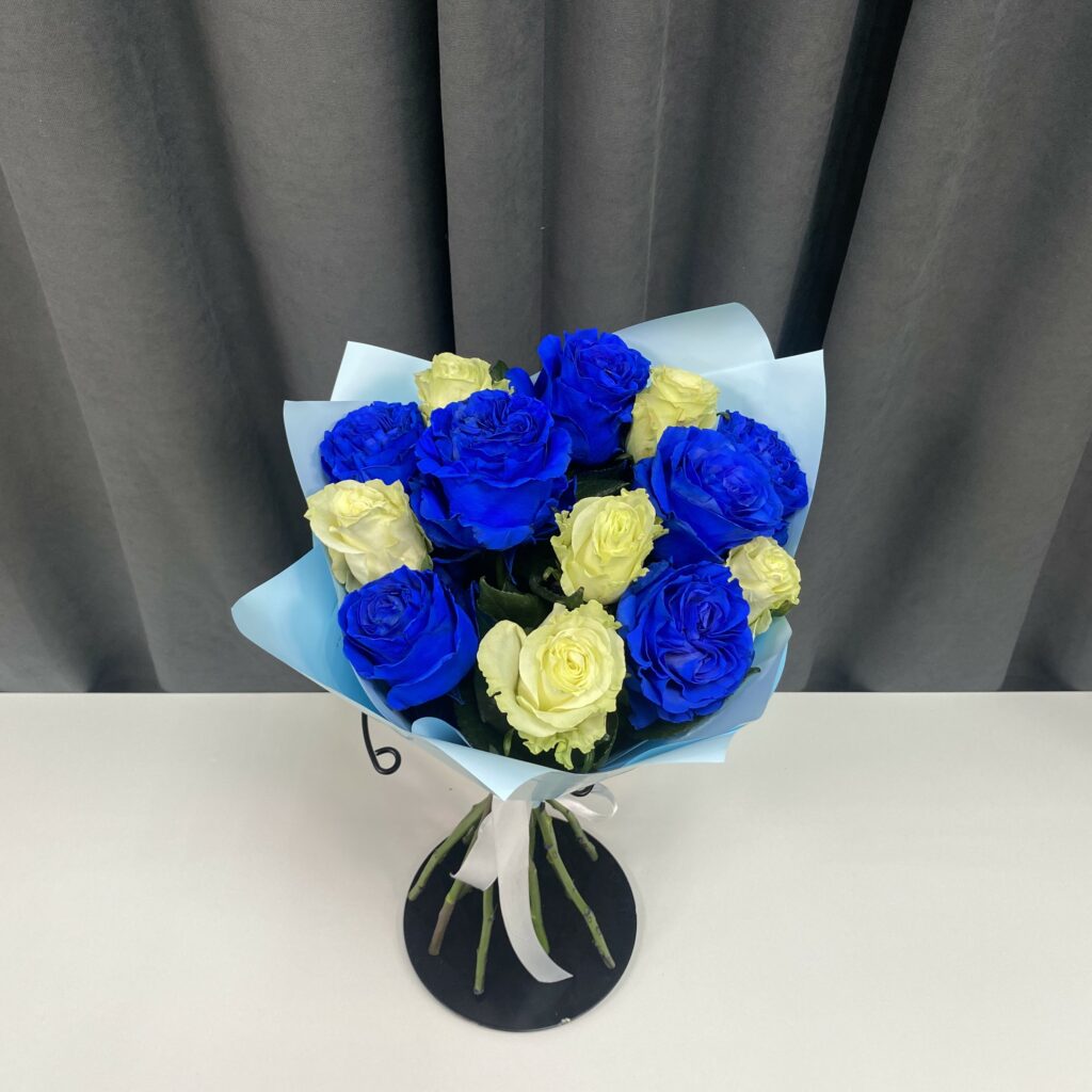 букет из белых и синих роз, Эквадор, 60см, 15 шт