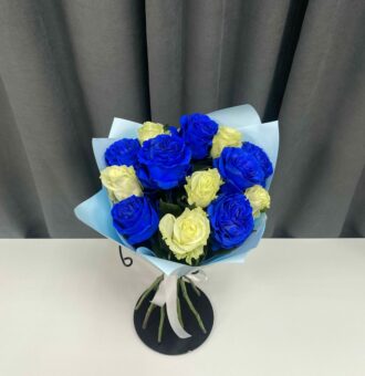 букет из белых и синих роз, Эквадор, 60см, 15 шт