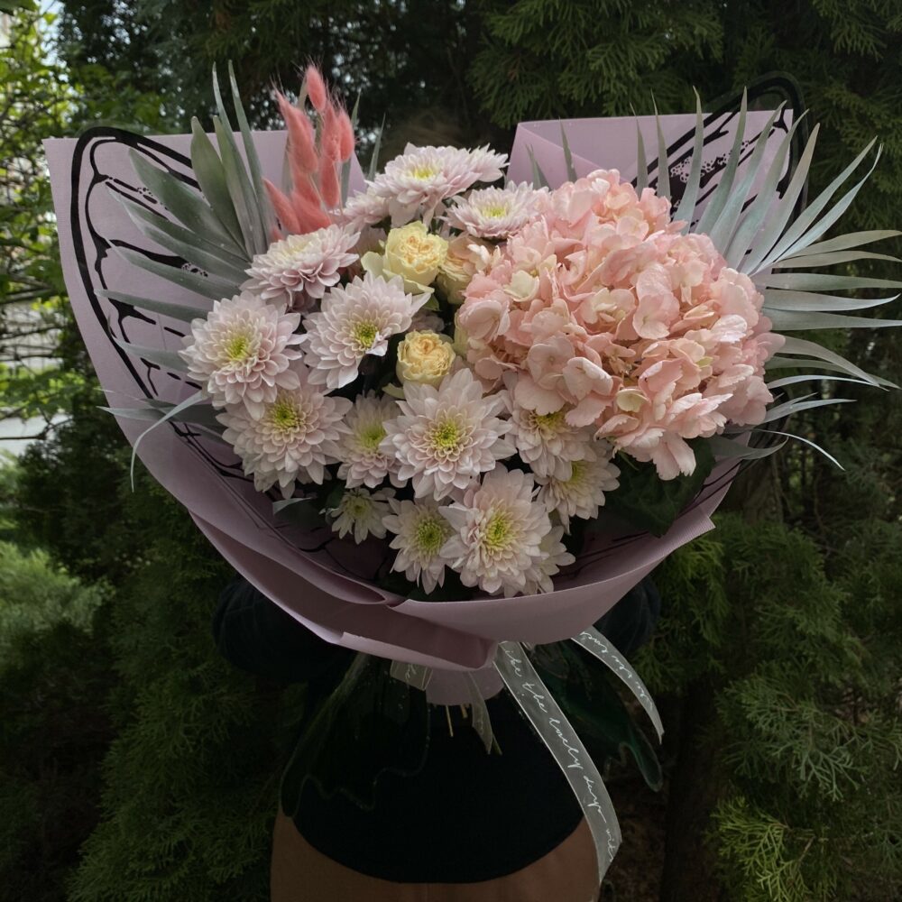 купить букет с гортензией и розами Великий Новгород