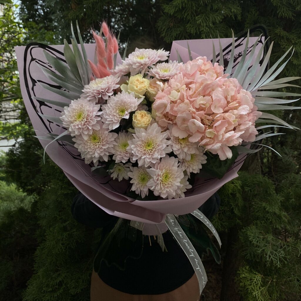 купить букет с гортензией и розами Великий Новгород