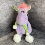 Игрушка 'Дракончик Лола с шарфом и помпоном', сиреневый, 25 см (145)