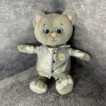 Игрушка 'Котик Грей в куртке', 25 см (140)