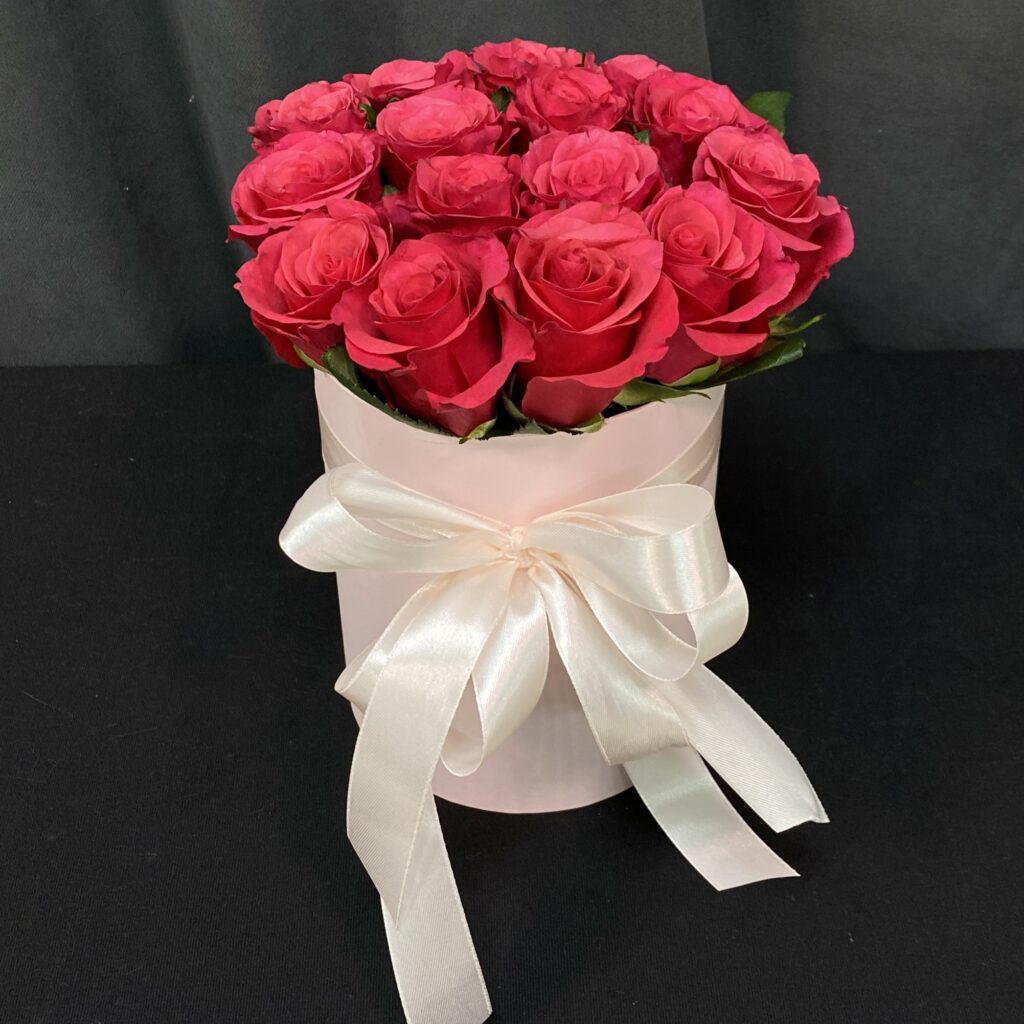 Цветы в коробке 'Малиновый Поцелуй' (ВН)